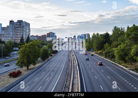 Madrid, Spanien, 13. Mai 2020: Autobahn M30 bei Sonnenuntergang, Europa Stockfoto