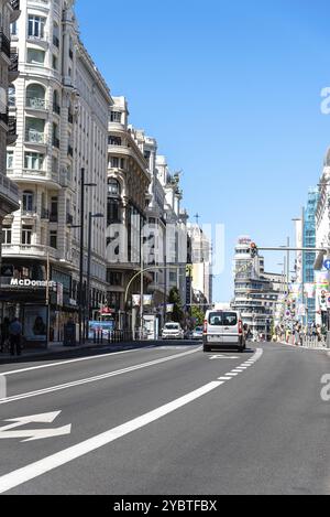 Madrid, Spanien, 15. August 2020: Malerischer Blick auf die Gran Via Avenue im Sommer, Europa Stockfoto