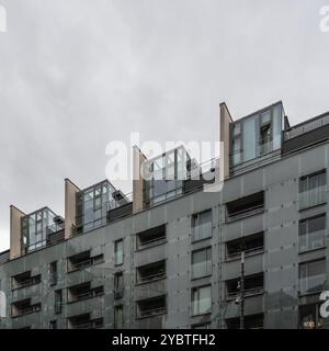 Oslo, Norwegen, 10. August 2019: Neue Wohngebäude in der Gegend von Aker Brygge ein verregneter Sommertag. Es ist ein beliebtes Viertel zum Einkaufen, Essen und Essen Stockfoto