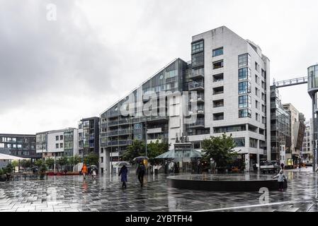 Oslo, Norwegen, 10. August 2019: Neue Wohngebäude in der Gegend von Aker Brygge ein verregneter Sommertag. Es ist ein beliebtes Viertel zum Einkaufen, Essen und Essen Stockfoto