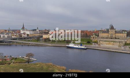 Aus der Vogelperspektive der Chrobry Shafts, der festgefahrenen Schiffe an der oder und der burgähnlichen Gebäude des Nationalmuseums, Stettin, Polen, Europa Stockfoto