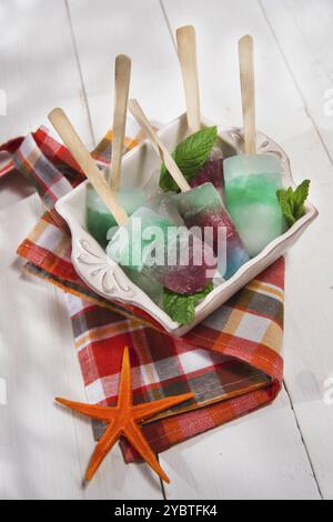 Präsentation Eiszapfen aus verschiedenen Farben und verschiedenen Geschmacksrichtungen gebildet Stockfoto