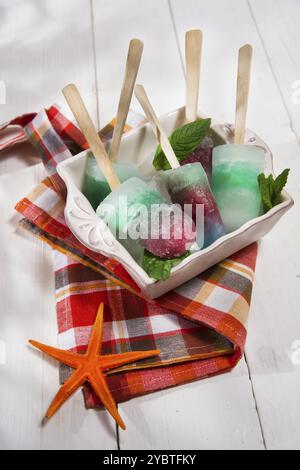 Präsentation Eiszapfen aus verschiedenen Farben und verschiedenen Geschmacksrichtungen gebildet Stockfoto