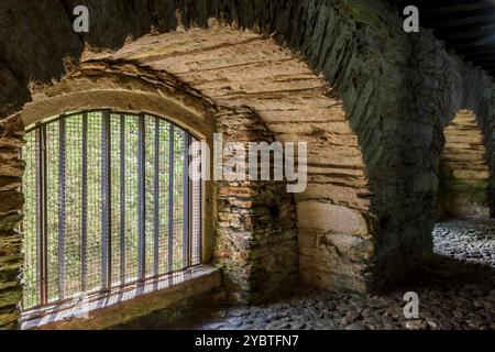 Bars und Fenster unterirdischer Unterkünfte, in denen Sklaven nach der Arbeit auf brasilianischen Bauernhöfen namens Sezala gefangen gehalten wurden. Dieses Hotel befindet sich in Casa dos Co Stockfoto