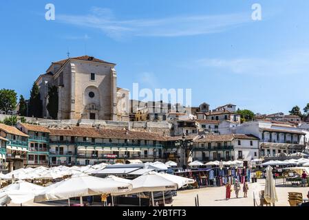 Chinchon, Spanien, 26. Juni 2021: Plaza Mayor of Chinchon. Zentraler Platz der Stadt Chinchon in Madrid, typische Häuser mit Holzbalkonen und Ga Stockfoto