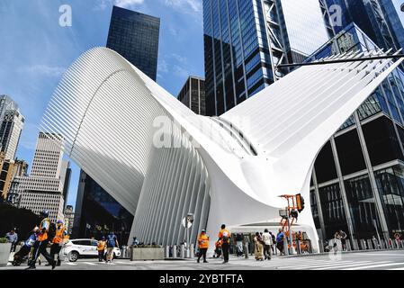 New York City, USA, 20. Juni 2018: Außenansicht des World Trade Center Transportation Hub oder Oculus, entworfen vom Architekten Santiago Calatrava in Financi Stockfoto