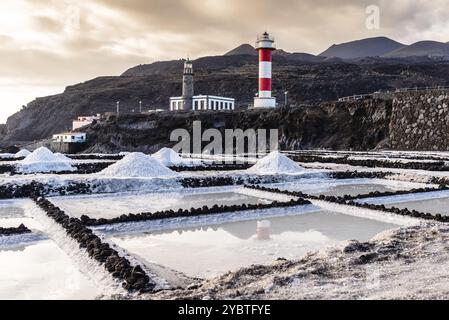 Salzgewinnung und Leuchtturm in salinas von Fuencaliente, La Palma, Kanarische Inseln Stockfoto