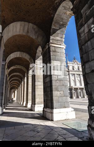 Madrid, Spanien, 1. November 2020: Arkade im Königspalast von Madrid an einem wunderschönen Tag mit blauem Himmel. Plaza de la Armeria, Europa Stockfoto