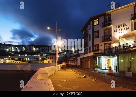 Angra do Heroismo, Portugal, 1. Juli 2022: Der Hafen von Angra do Heroismo in der Abenddämmerung, Insel Terceira, Azoren, Europa Stockfoto