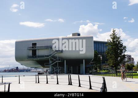 Santander, Spanien, 13. September 2020: Radfahrerin des Centro Botin, eines Kunstzentrums, das von dem Pritzker-Preisträger Renzo Piano, Europa, entworfen wurde Stockfoto