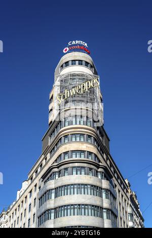 Madrid, Spanien, 3. Oktober 2020: Taxi- und Bushaltestelle in der Gran Via Avenue und dem Platz von Callao im Zentrum von Madrid, Europa Stockfoto