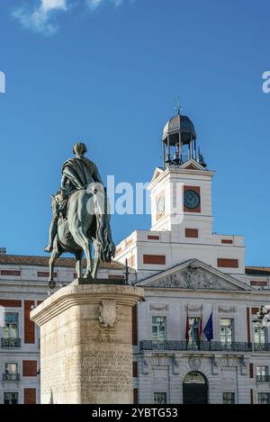 Der Puerta del Sol Platz im Zentrum von Madrid ist der wichtigste öffentliche Platz in der Stadt. König Karl III Statue und Uhrenturm Stockfoto