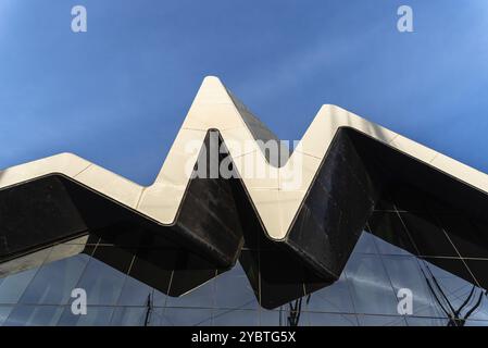 Glasgow, Großbritannien, 6. Dezember 2023: Riverside Museum von Zaha Hadid Architect im Yorkhill-Viertel von Glasgow, Schottland. Verkehrsmuseum Stockfoto