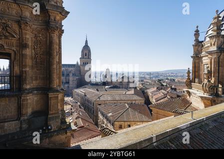 Luftpanorama von oben auf das historische Zentrum der mittelalterlichen Stadt Salamanca mit der Universität von Salamanca und der Kathedrale vom Turm von Cl Stockfoto