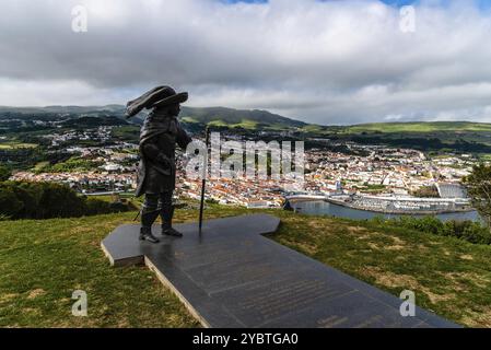 Angra do Heroismo, Portugal, 1. Juli 2022: Statue von Afonso VI. In Monte do Brasil und Panoramablick auf die Altstadt und den Hafen von Angra do Heroismo Stockfoto