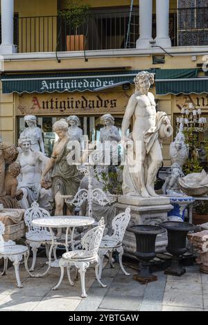 Madrid, Spanien, 20. Oktober 2020: Klassische Skulpturen und Gartenmöbel in einem Antiquitätenladen in El Rastro im Viertel Latina in Zentral-Madrid Stockfoto