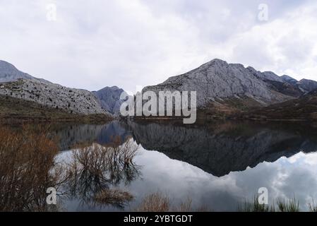 Malerischer Blick auf die Berge, die sich auf dem Wasser spiegeln. Stausee Barrios de Luna in Kastilien und Leon, Spanien, Europa Stockfoto