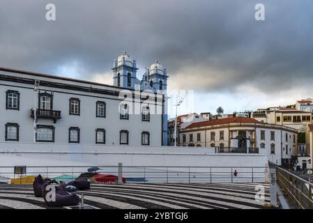 Angra do Heroismo, Portugal, 2. Juli 2022: Blick auf den Hafen und die Altstadt in der Abenddämmerung. Terceira Island, Azoren, Europa Stockfoto