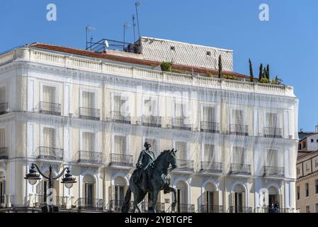 Madrid, Spanien, 18. April 2021: Blick auf die Statue des spanischen Königs Karl III. Auf dem Platz Puerta del Sol im Zentrum von Madrid. Ansicht gegen O Stockfoto