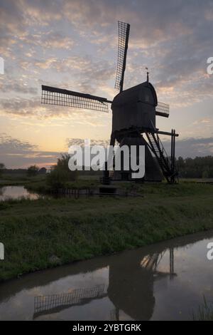 Windmühle die Noordenveldse Molen, die kurz vor Sonnenuntergang gesehen wird, liegt zwischen den niederländischen Dörfern Dussen und Almkerk in der Provinz Noord-Brabant Stockfoto