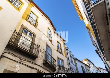 Stadtbild von Evora mit typischen Häusern in weiß und Gelb. Flachwinkelansicht. Alentejo, Portugal, Europa Stockfoto