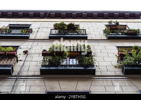 Niedriger Winkel Ansicht der traditionellen gusseisernen Balkone von alt Wohngebäude im Lavapies-Viertel im Zentrum von Madrid Stockfoto