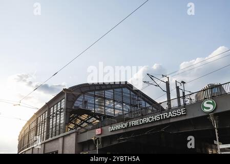 Berlin, 28. Juli 2019: Niedrigwinkelansicht des Bahnhofs Friedrichstraße am Abend, Europa Stockfoto