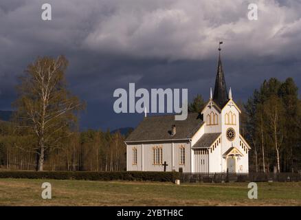 Die Kirche im norwegischen Dorf Vradal vor dem sich nähernden schlechten Wetter Stockfoto