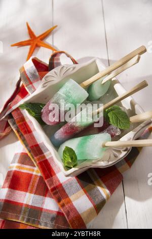 Präsentation Eiszapfen aus verschiedenen Farben und verschiedenen Geschmacksrichtungen gebildet Stockfoto