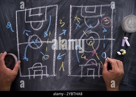 Lektion in der Taktik und der Fußball Muster mit Kreide auf die Tafel gezeichnet Stockfoto