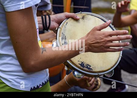 Details der Hand eines Musikers, der während einer Capoeira-Vorstellung in den Straßen Brasiliens Tamburin spielt Stockfoto