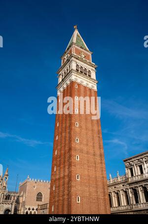 Höchste Struktur Glockenturm des Markusplatzes in Venedig Italien Europa mit alten Gebäuden unter blauem Himmel Stockfoto