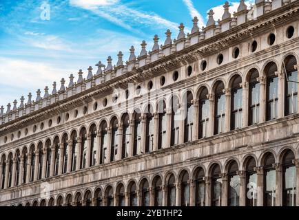 Historische Procuratie Vecchie Piazza San Marco Gebäude mit Bogenfenstern in der Stadt Venedig Italien Europa unter blauem Himmel mit Wolken Stockfoto