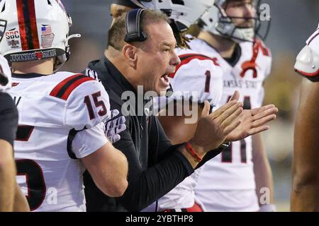 19. Oktober 2024: Der Cheftrainer der Arkansas State Red Wolves ermutigt seine Spieler während eines College-Football-Spiels zwischen den Arkansas State Red Wolves und den Southern Miss Golden Eagles im M.M. Roberts Stadium in Hattiesburg, Mississippi. Bobby McDuffie/CSM (Bild: © Bobby McDuffie/Cal Sport Media) Stockfoto