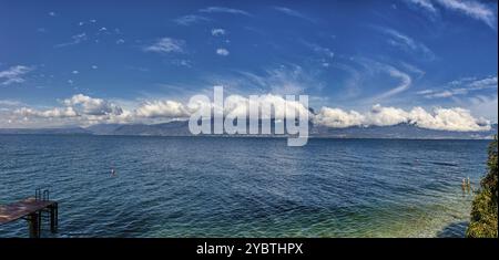 Gardasee Küste an einem sonnigen Tag mit schönen Wolken Stockfoto
