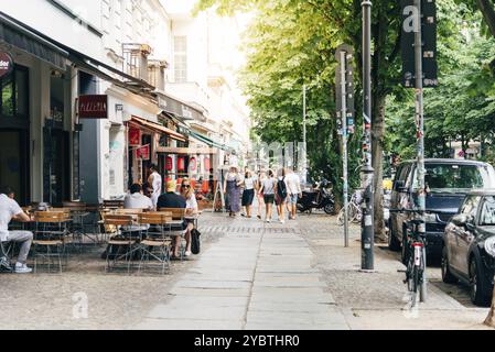 Berlin, 27. Juli 2019: Straßenblick mit Bürgersteig-Restaurants im Scheunenviertel in Berlin Mitte. Es ist eines der ältesten und größten Charisma Stockfoto