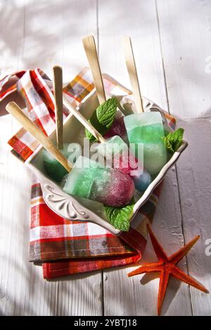 Präsentation Eiszapfen aus verschiedenen Farben und verschiedenen Geschmacksrichtungen gebildet Stockfoto