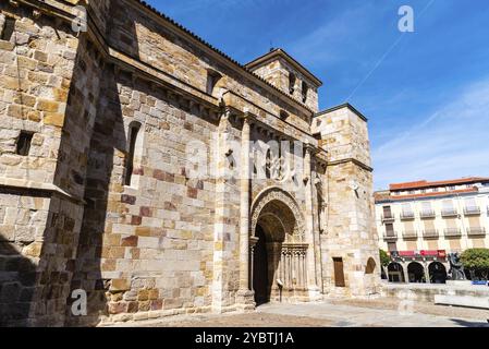 Zamora, Spanien, 7. April 2023: Außenansicht der Kirche San Juan de Puerta Nueva, Europa Stockfoto