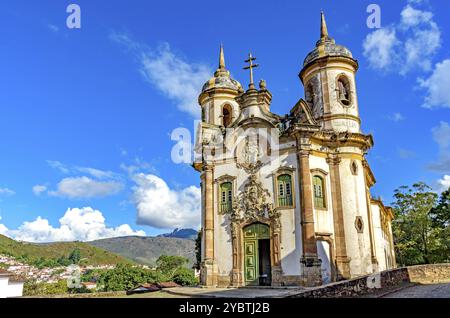 Frontalblick auf die historische barocke Kirche, beleuchtet von der Sonne in der berühmten Stadt Ouro Preto in Minas Gerais Stockfoto