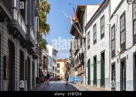 Santa Cruz de La Palma, Spanien, 13. August 2021: Einkaufsstraße mit Geschäften und Restaurants in der Altstadt, Europa Stockfoto