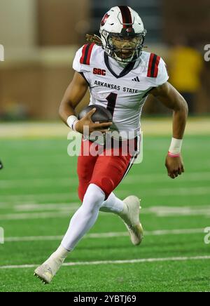 19. Oktober 2024: Arkansas State Red Wolves Quarterback Jaylen Raynor (1) streitet sich im M.M. Roberts Stadium in Hattiesburg, Mississippi, um ein Footballspiel zwischen den Arkansas State Red Wolves und den Southern Miss Golden Eagles. Bobby McDuffie/CSM Stockfoto