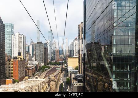 New York City, USA, 24. Juni 2018: Faszinierende Aussicht von der Roosevelt Island Tramway. Es handelt sich um eine Seilbahn in New York City, die den East Ri überspannt Stockfoto