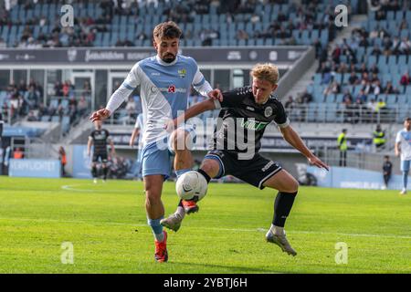 Chemnitz, Deutschland 19. Oktober 2024: Regionalliga Nordost - 2024/2025 - Chemnitzer FC vs. VFC Plauen im Bild: v. li. im Zweikampf Nils Lihsek (Chemnitz) und Artur Mergel (Chemnitz) Stockfoto