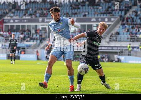 Chemnitz, Deutschland 19. Oktober 2024: Regionalliga Nordost - 2024/2025 - Chemnitzer FC vs. VFC Plauen im Bild: v. li. im Zweikampf Nils Lihsek (Chemnitz) und Max Winter (Plauen) Stockfoto