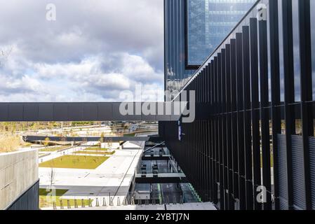 Madrid, Spanien, 5. Dezember 2021: IE University Campus in Cuatro Torres Business Area. Private Business School. Caleido Tower, Europa Stockfoto