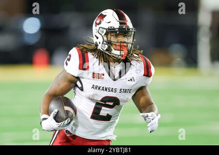 19. Oktober 2024: Arkansas State Red Wolves Running Back Ja’Quez Cross (2) spielt den Ball während eines College-Football-Spiels zwischen den Arkansas State Red Wolves und den Southern Miss Golden Eagles im M.M. Roberts Stadium in Hattiesburg, Mississippi. Bobby McDuffie/CSM Stockfoto