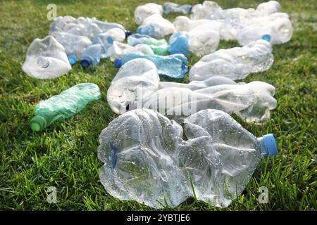 Zeichen der Unhöflichkeit benutzte Plastikflaschen, die auf einer Wiese abgelegt wurden Stockfoto