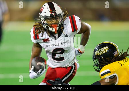 19. Oktober 2024: Die Arkansas State Red Wolves laufen im M.M. Roberts Stadium in Hattiesburg (Mississippi) zurück, während eines College-Football-Spiels zwischen den Arkansas State Red Wolves und den Southern Miss Golden Eagles. Bobby McDuffie/CSM (Bild: © Bobby McDuffie/Cal Sport Media) Stockfoto