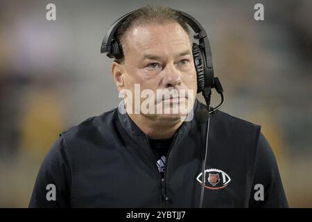 19. Oktober 2024: Der Cheftrainer der Arkansas State Red Wolves sieht eine Wiedergabe auf der Videotafel während eines College-Football-Spiels zwischen den Arkansas State Red Wolves und den Southern Miss Golden Eagles im M.M. Roberts Stadium in Hattiesburg, Mississippi. Bobby McDuffie/CSM Stockfoto