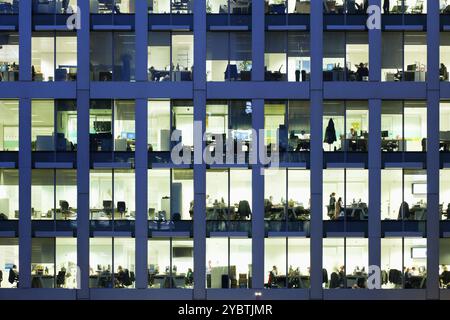 Modernes Büro bei Nacht, das die tägliche Aktivität der Büroangestellten zeigt Stockfoto